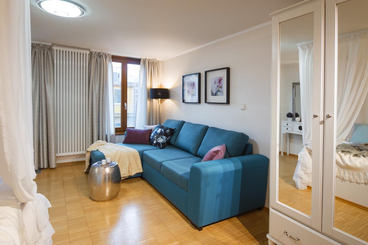 Modern Charvatova Apartament